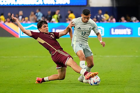 Jon Aramburu defends on Orbelin Pineda